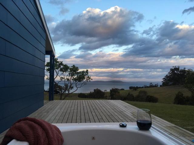 The Woolshed And Farmhouse Blue, Bruny Island Barnes Bay ภายนอก รูปภาพ